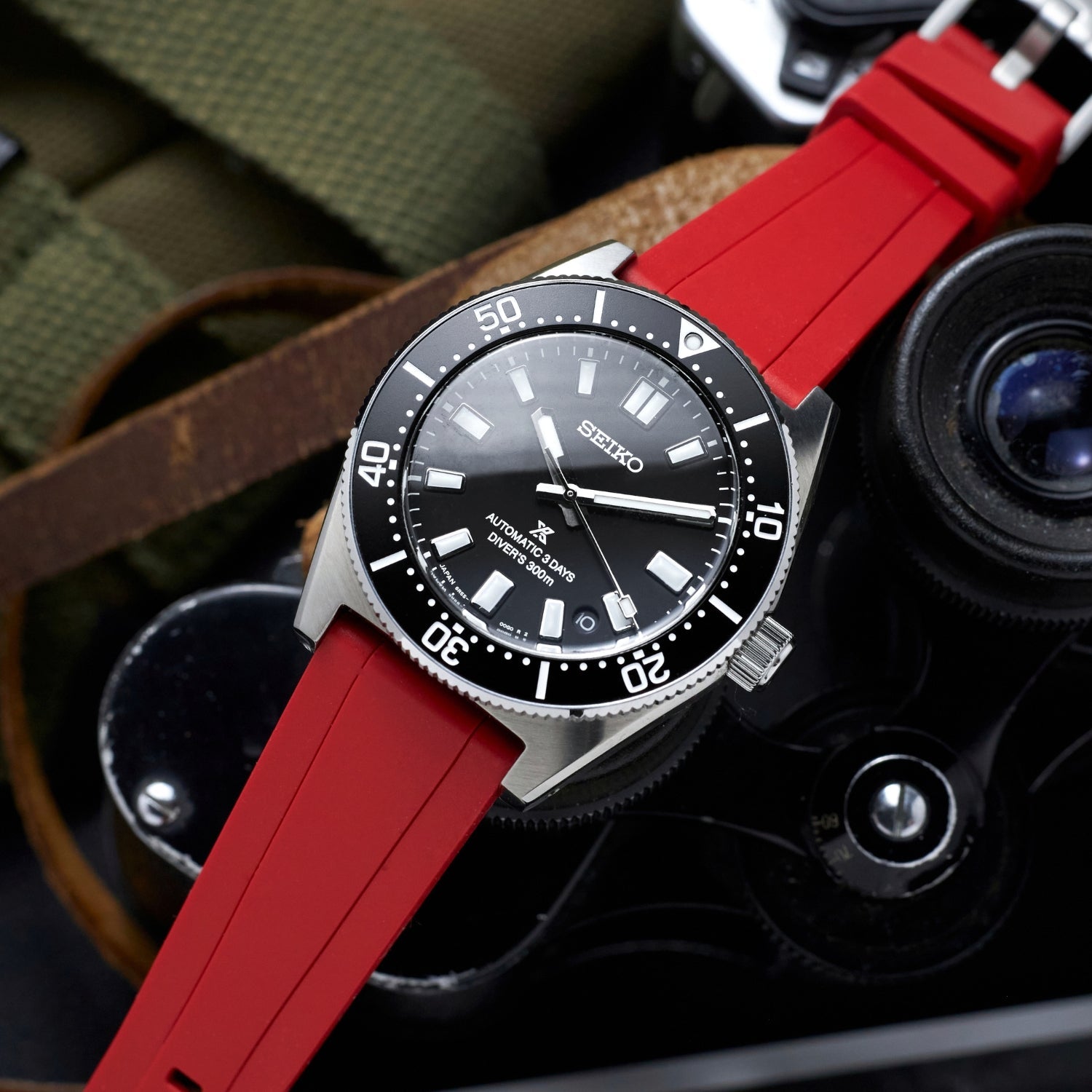 Straight FKM Rubber Strap – Universal Fit – Red (20mm / 22mm / 24mm) - Helvetus